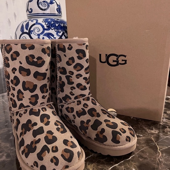 New UGG Classic Cheetah Print boots - Picture 2 of 5